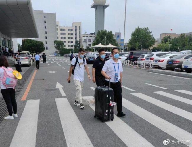 他扒开我的内裤把舌头伸进去