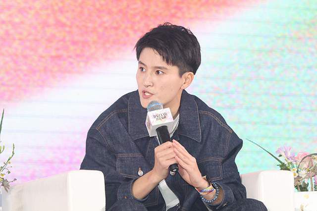 老师让我解开蕾丝黑奶罩play