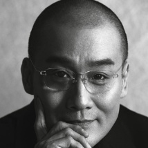 现场斯威夫特身穿银色亮片短裙光彩照人，露纤细美腿显高挑身姿。